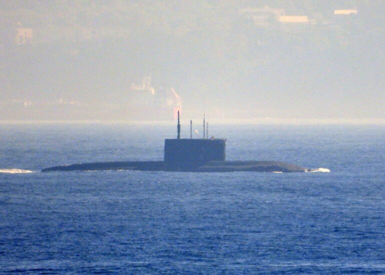 ¿Catástrofe en alta mar? Este submarino ruso en peligro corre