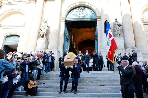 Peu avant 16h, le cercueil de Claudia Cardinale a quitté l'église Saint-Roch. L'actrice a ensuite été incinérée dans la plus stricte intimité familiale. Reuters.