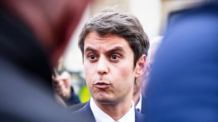 Bajo presión, la macronía sugiere entre líneas la tributación de
