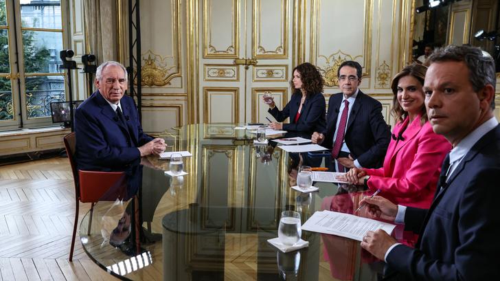 Bayrou realiza una entrevista al día y un comunicador analiza