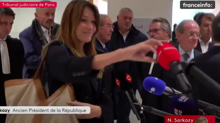 Carla Bruni apunta a Mediapart de manera desconcertante tras la
