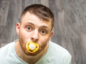 Chupetes para adultos: riesgos para la salud bucodental