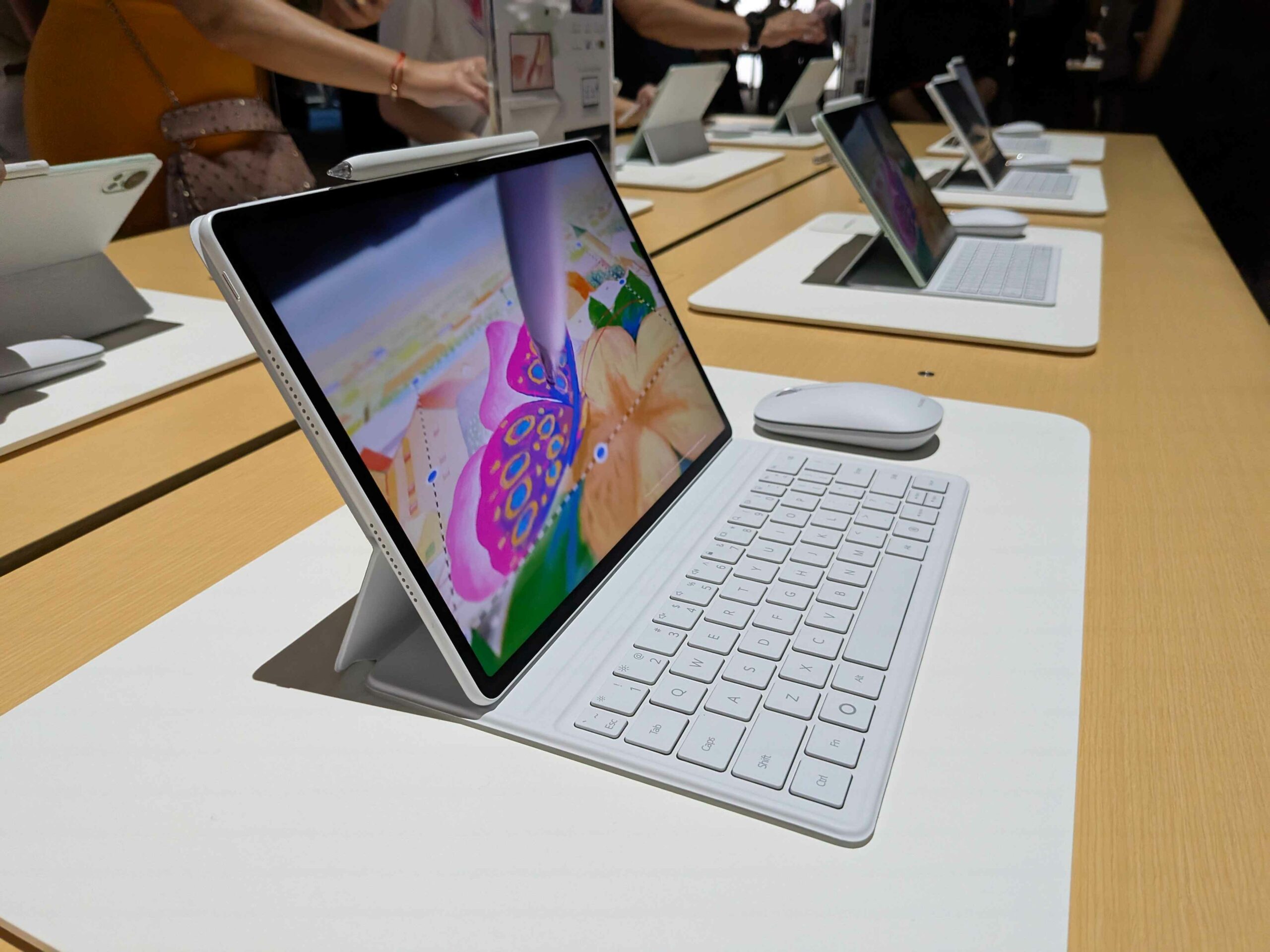 Con la MatePad 12 X, Huawei apunta a estudiantes y