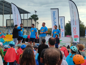 Cuatro ex-rugbistas del SUA ofrecen capas de superhéroes a los