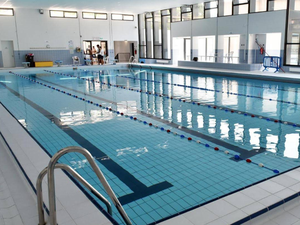 Debido a chinches en los vestuarios de hombres, la piscina