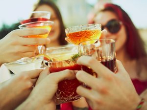 Drunkorexia: cuando beber alcohol reemplaza una comida.