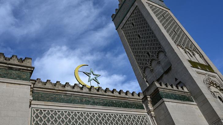 El descubrimiento de cabezas de cerdo frente a mezquitas en