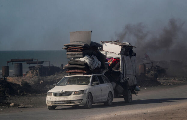 Los habitantes de la ciudad de Gaza dejan detrás ruinas y nubes de polvo.