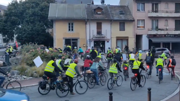 En Chambéry, los ciclistas encontraron una astuta manera de manifestarse.