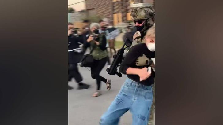 En Estados Unidos, la policía de inmigración derriba a una