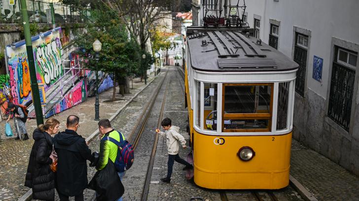 En Portugal, el descarrilamiento del mítico funicular de Lisboa causa