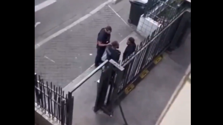 En Seine-Saint-Denis, este video de un policía que agredió y