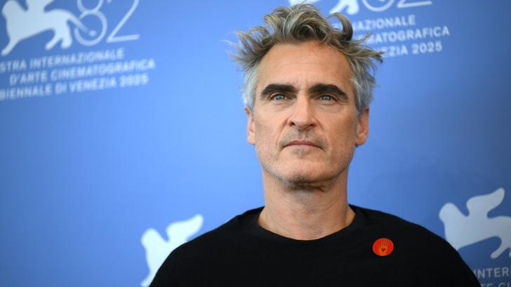 Joaquin Phoenix acude a la Mostra de Venecia con su esposa Rooney Mara.