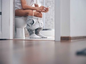 En el baño, usar el teléfono aumenta el riesgo de