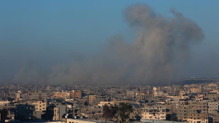 En la ciudad de Gaza, Israel ataca una torre y