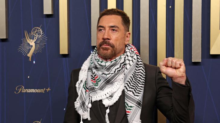 En los premios Emmy, Javier Bardem lanza "Free Palestine" vestido