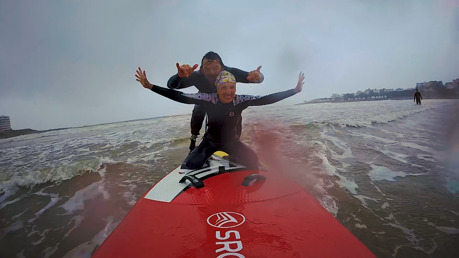 Portée par l’énergie d’Ismaël Guyori, Claire a goûté pour la première fois aux sensations de glisse.