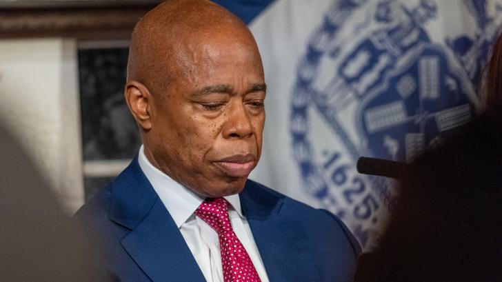 Eric Adams se rinde en Nueva York, pero no necesariamente