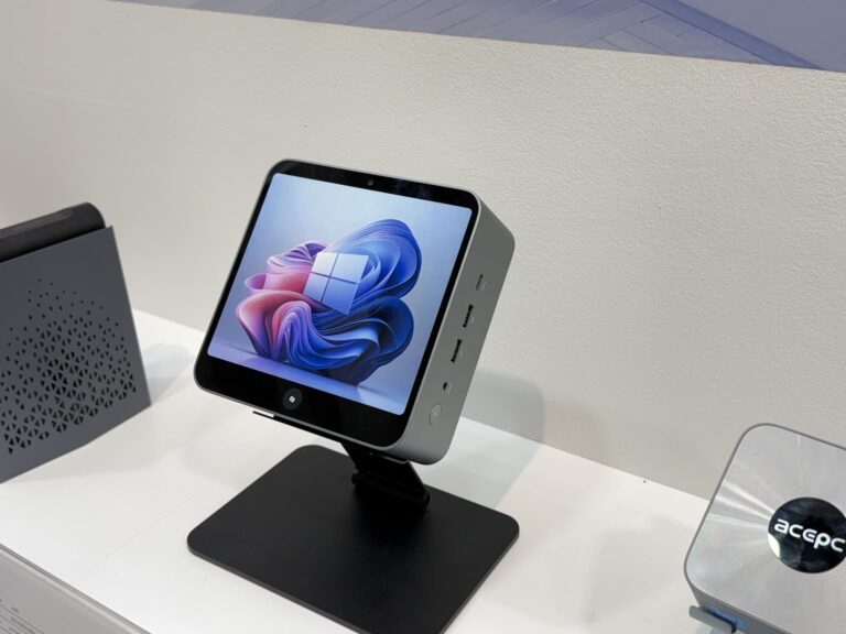 Este constructor presenta un mini PC con pantalla y cámara