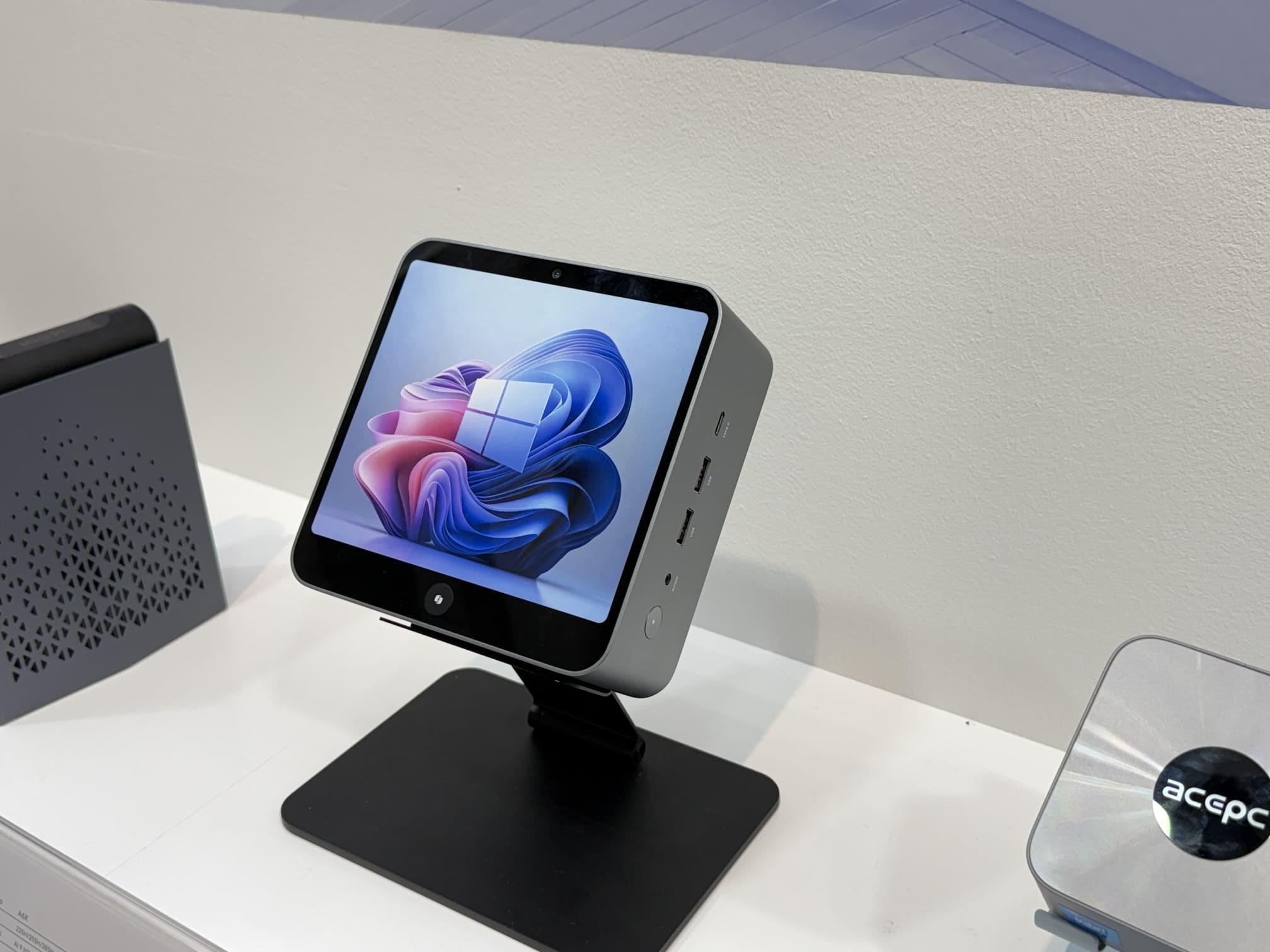 Este constructor presenta un mini PC con pantalla y cámara