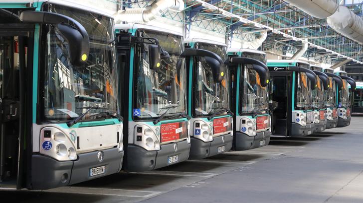 Este sans hogar condujo "tranquilamente" por París un autobús robado