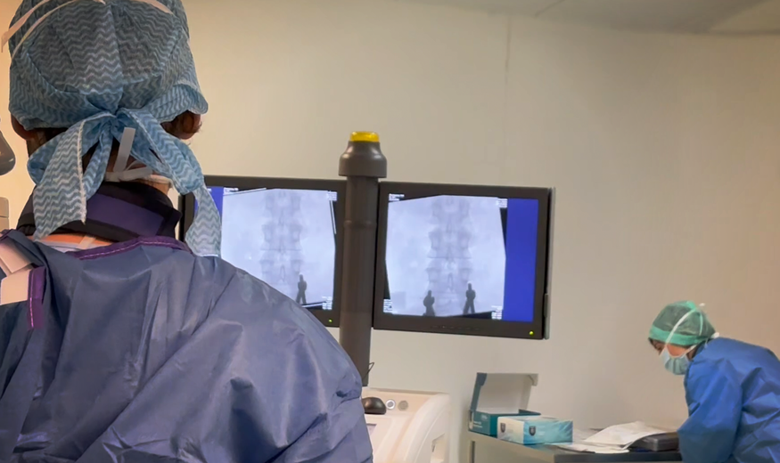Los dos médicos operan pacientes al implantar neuroestimuladores.