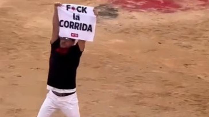 Jeremstar en detención tras una acción anti-corrida en la plaza