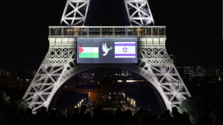 La Torre Eiffel con los colores de Palestina e Israel