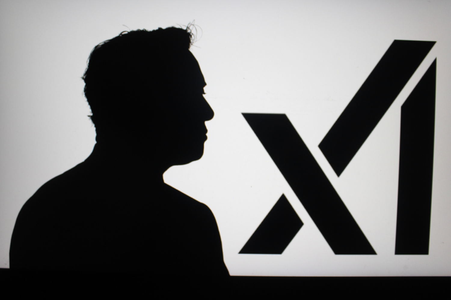 La empresa de Elon Musk, xAI, se separa de cientos