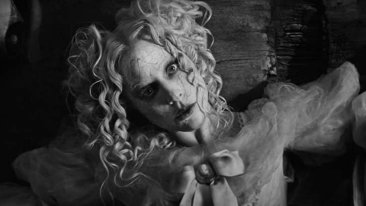 Lady Gaga se convierte en una muñeca en el videoclip