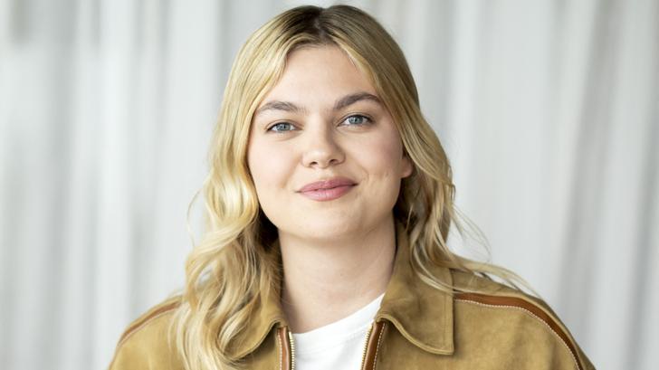 Louane revela sufrir de «espondilitis anquilosante», una enfermedad que afecta
