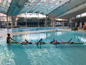 Magali Benatti ofrece clases de aquagym prenatal.