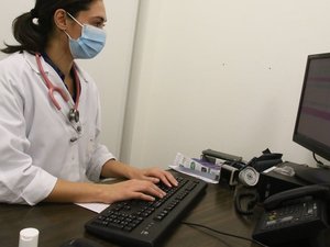 Médicos generales y dentistas, frente a los desiertos médicos, un