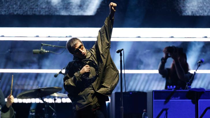 Oasis revela una versión en vivo de "Wonderwall" para celebrar