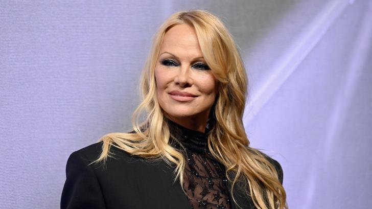 Pamela Anderson est au casting du film « Y a-t-il un flic pour sauver le monde ? ».