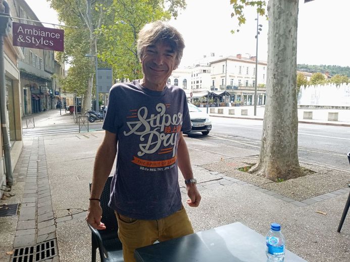 Olivier con una gran sonrisa, mostrando su fortaleza.