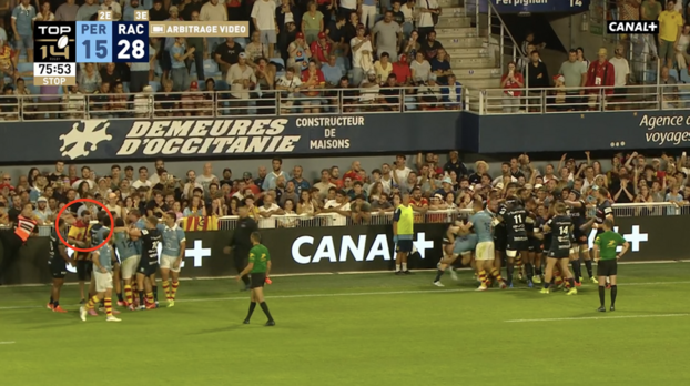Riña general, cervezas lanzadas a los jugadores... Caótico final de