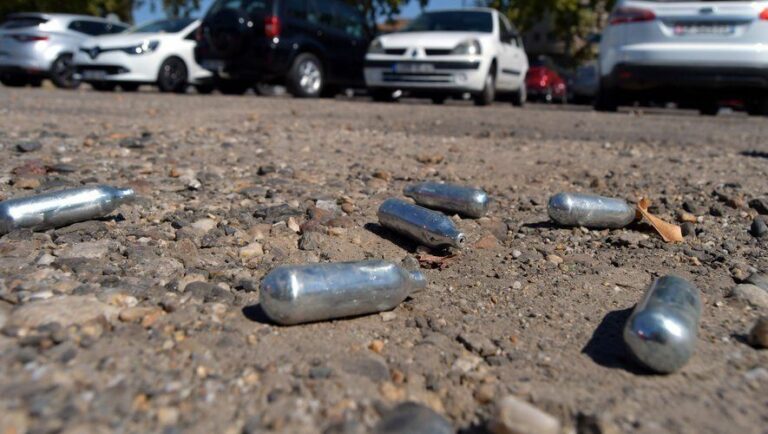 "Se les ruega recoger sus porquerías": tras el hallazgo de
