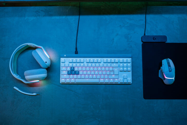 Teclado, ratón y auriculares renovados.