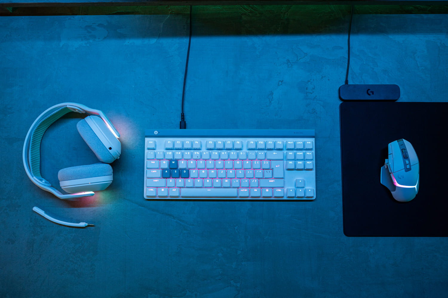Teclado, ratón y auriculares renovados.