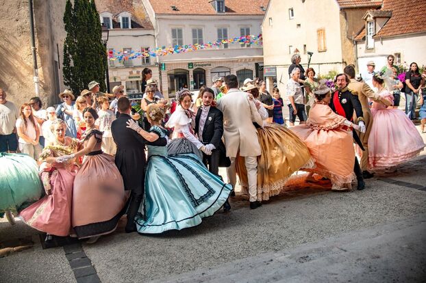 Trajes de época, baile y picnic campestre... la ciudad termal