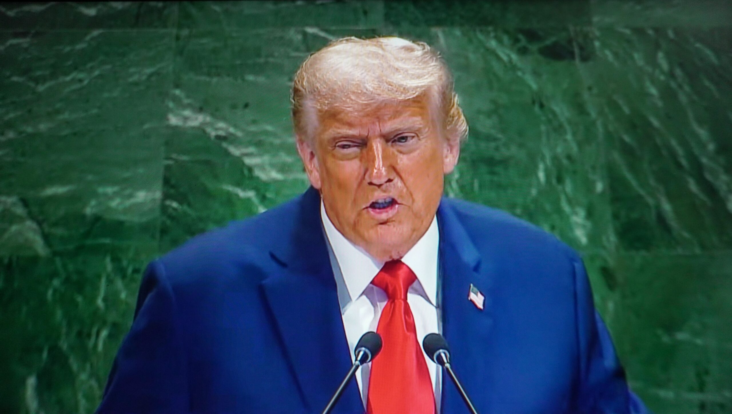 Trump apunta a la jefa de asuntos públicos.