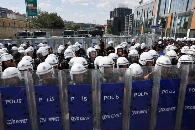Turquía: las autoridades irrumpen por la fuerza en la sede
