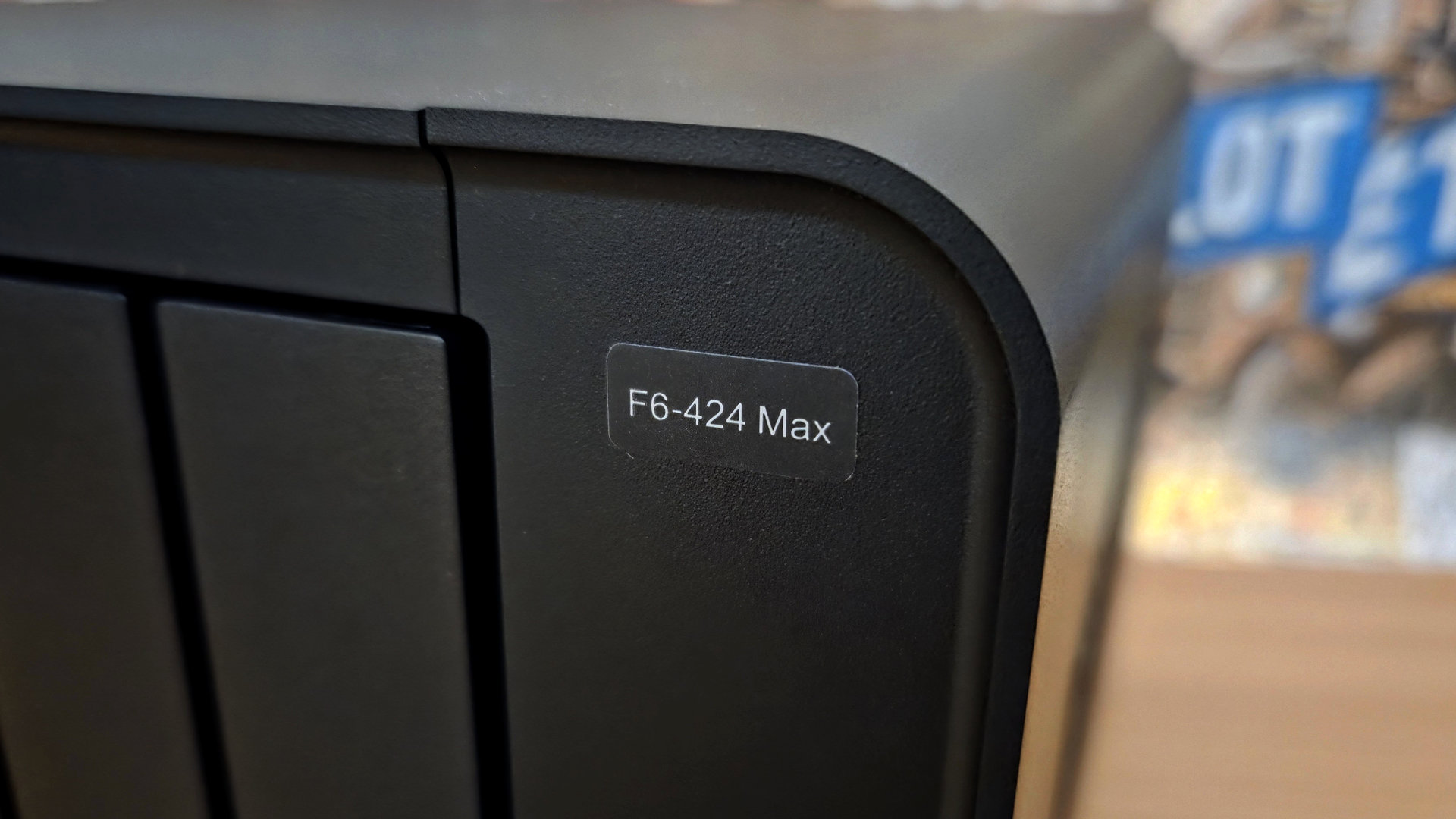 Un NAS de seis bahías alto rendimiento y multigigabit.