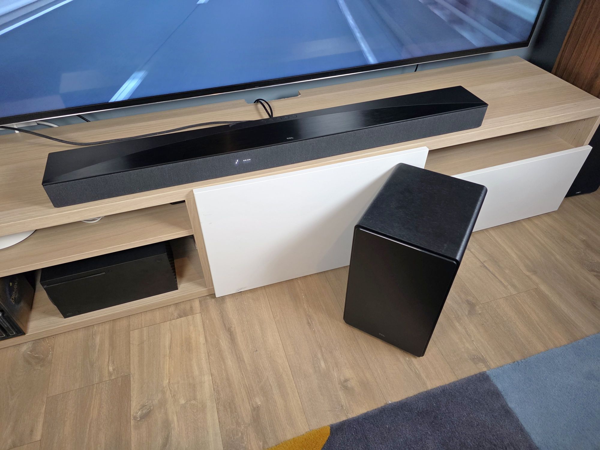 Una barra de sonido premium y potente, con algunos defectos.