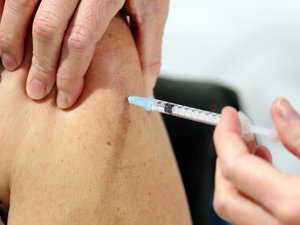 Una enfermera pediátrica simulaba las vacunas de cientos de niños: