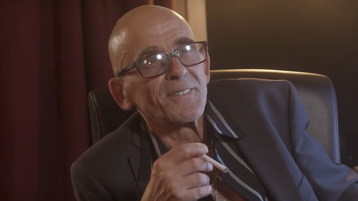 Voz francófona de Sean Penn y Brad Pitt, el comediante
