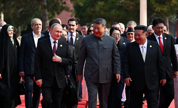 Xi Jinping, Putin, Kim Jong Un, tanques, misiles y aves: