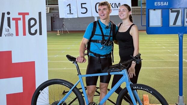 150 km en bicicleta con una rueda trasera: un estudiante