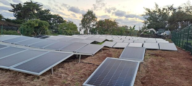 Los paneles solares de Ecosun descansan directamente sobre la roca volcánica.